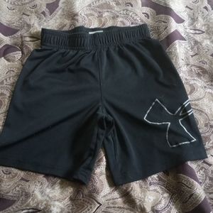 Size 5 toddler under Armour shorts